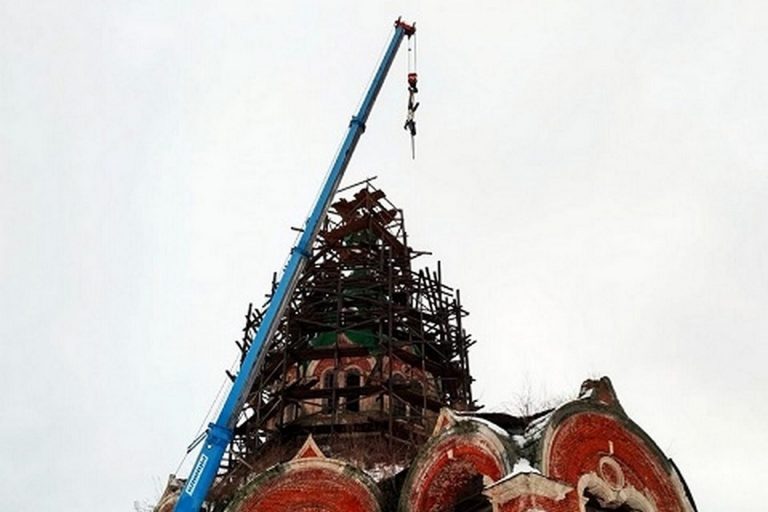 На куполе храма Николая Чудотворца в Гурьеве вновь засиял крест