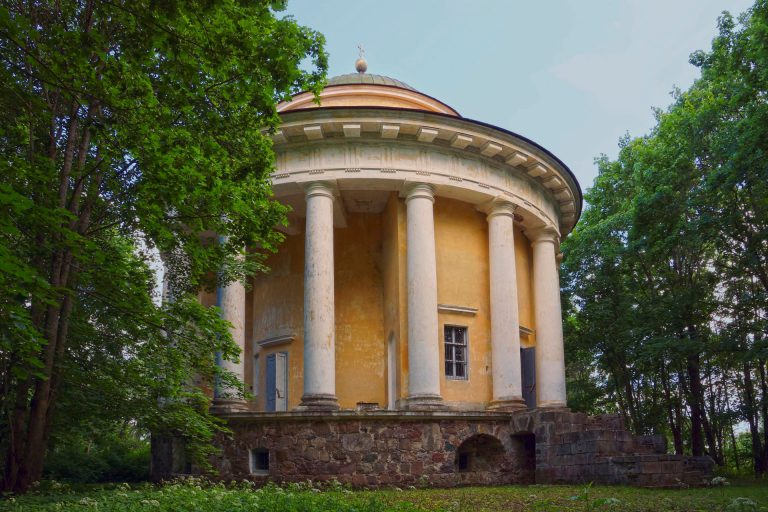 Воскресения Христова церковь-усыпальница в Никольском, Торжокский район