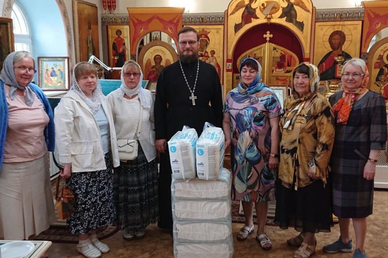 Прихожане церкви апостола и евангелиста Луки г. Твери передали средства ухода за больными геронтологическому центру