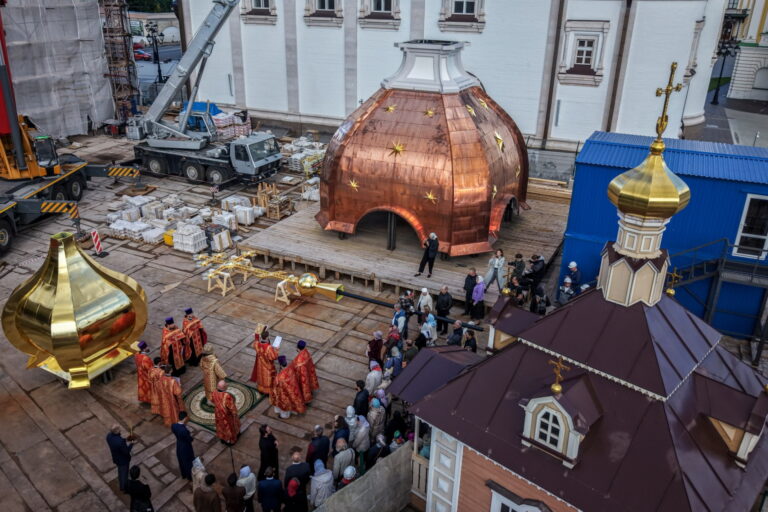 ОСВЯЩЕНИЕ И ВОДРУЖЕНИЕ КУПОЛА, ГЛАВКИ И КРЕСТА НА КОЛОКОЛЬНЮ Спасо-Преображенского кафедрального собора